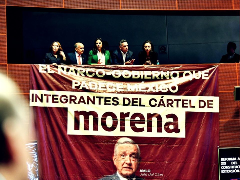 PRI despliega manta del “Cártel de Morena” en el Senado